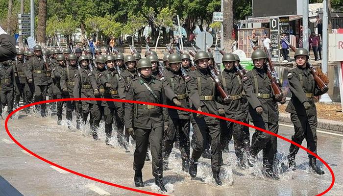 Hatay’daki 30 Ağustos kutlamalarında ilginç görüntü! Askerler su içinde yürüdü…
