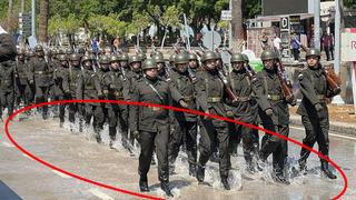 Hatay’daki 30 Ağustos kutlamalarında ilginç görüntü! Askerler su içinde yürüdü… 