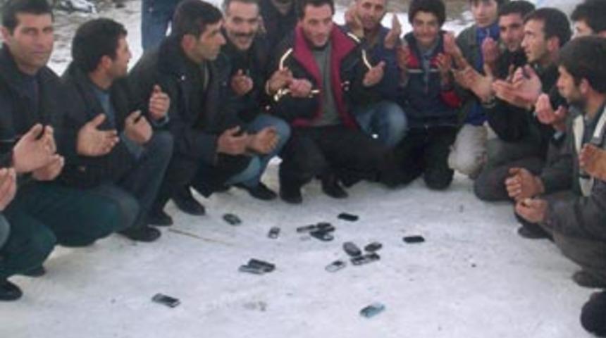 Cep telefonlarının &ccedil;ekmesi i&ccedil;in dua ettiler