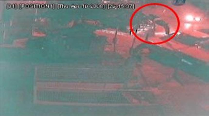 Otomobilin &ccedil;arptığı adam metrelerce havaya u&ccedil;tu