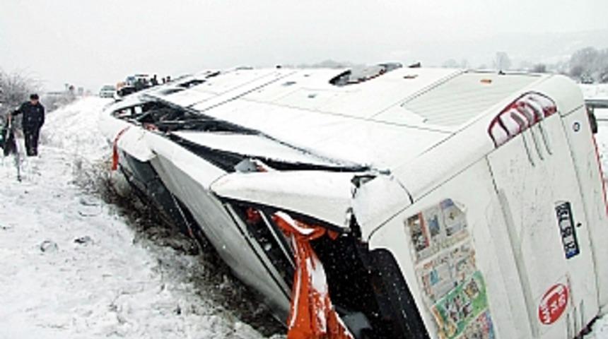 Bolu'da yolcu otob&uuml;s&uuml; devrildi: 15 yaralı