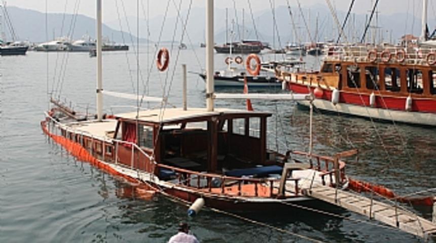 Marmaris'te bir tekne su alarak battı