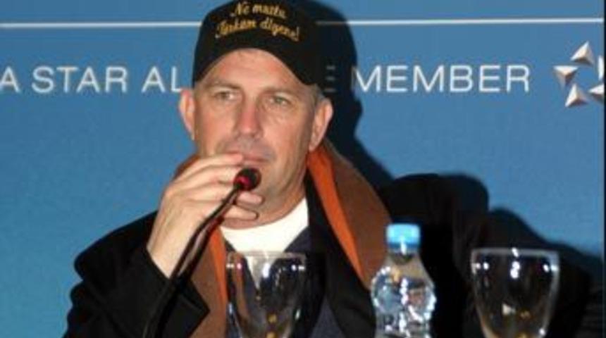 Kevin Costner'den şapka jesti