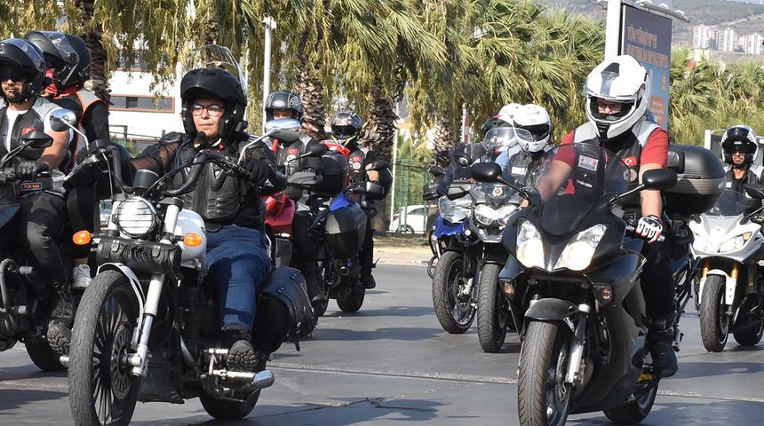 İzmir'de motosiklet ve klasik otomobillerle '30 Ağustos' korteji