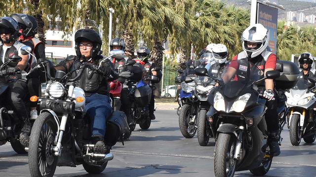 İzmir'de motosiklet ve klasik otomobillerle '30 Ağustos' korteji