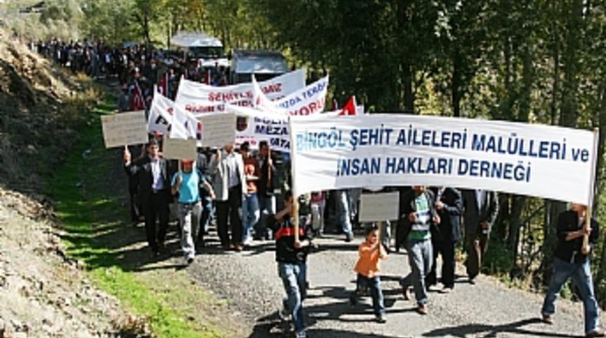 Ter&ouml;r &ouml;rg&uuml;t&uuml;n&uuml;n 16 yıl &ouml;nce katlettiği 19 k&ouml;yl&uuml; anıldı