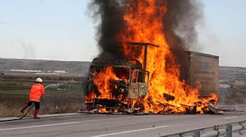 Mobilya y&uuml;kl&uuml; TIR alev alev yandı