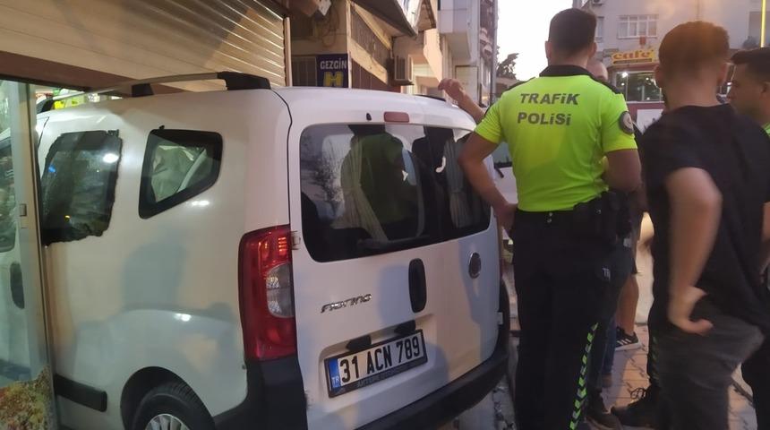 Hatay'da hafif ticari araç iş yerine girdi