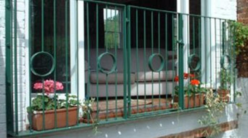 Kocasını balkondan attı