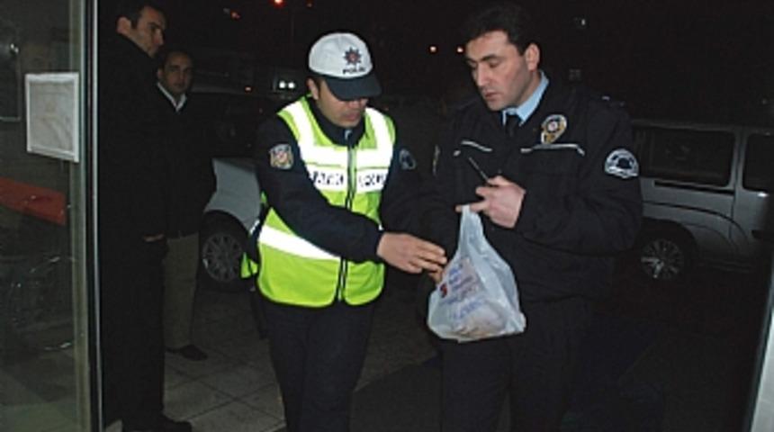 Kaza olmaması i&ccedil;in &ccedil;alışma yapan polise otomobil &ccedil;arptı