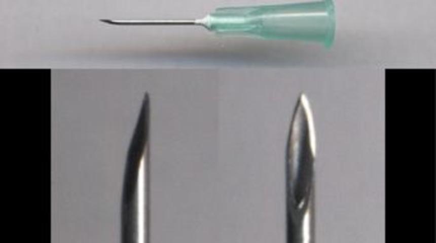 İğneyi eline batıran teknisyen &ouml;ld&uuml;