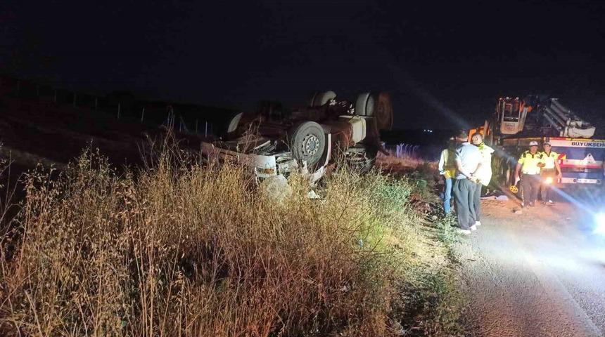 Ankara’da TIR tarlaya uçtu, sürücü hayatını kaybetti