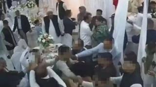 Düğünde ortalık bir anda karıştı! Davetliler birbirine girdi... Gelin ve damat ne yapacağını şaşırdı