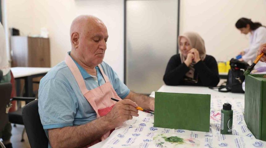 Bağcılar’da yaşlıların buluşma noktası Vefahane Yaşam Merkezi oldu