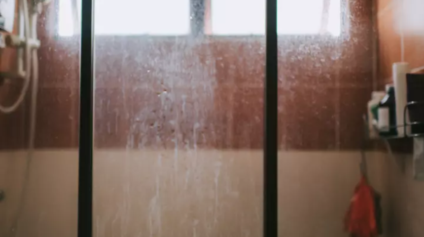 Mucize y&ouml;ntem! Duşakabin camlarındaki su lekelerini tek seferde &ccedil;ıkarıyor