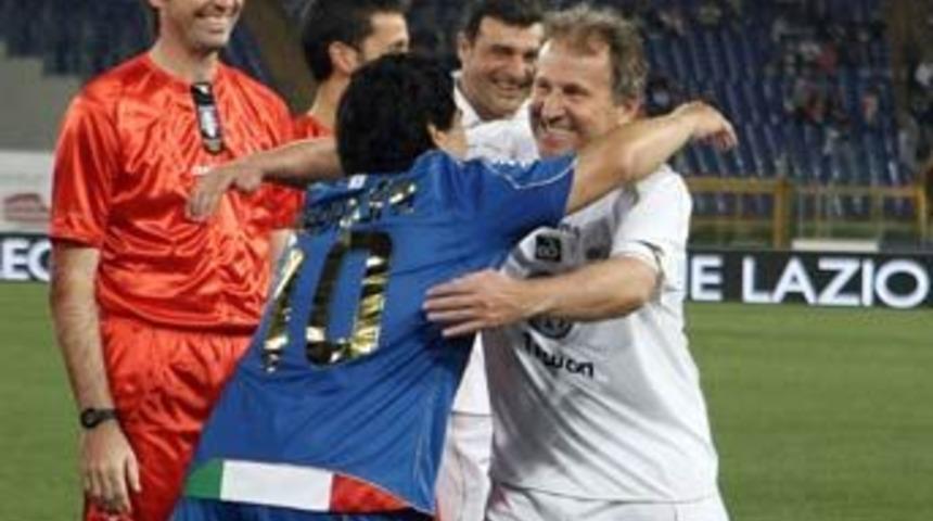 Zico ile Maradona aynı ma&ccedil;ta