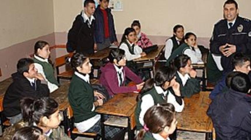 Polisten taş atan &ccedil;ocuklara &ccedil;anta ve tatlı