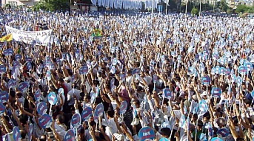 Diyarbakır'daki mitingde ter&ouml;r &ouml;rg&uuml;t&uuml; propagandası