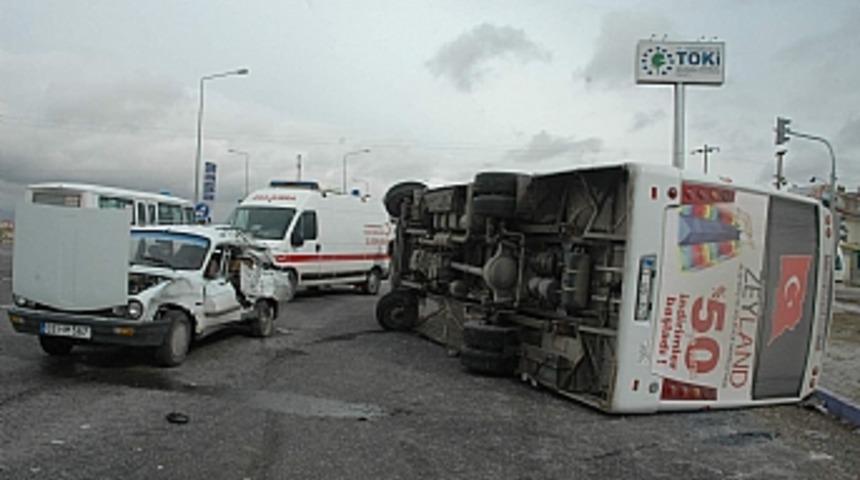 Otob&uuml;s otomobille &ccedil;arpıştı: 6 yaralı