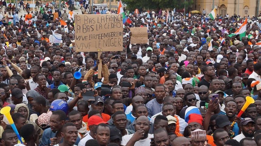Fransız Büyükelçi'ye ülkeyi terk etme çağrısı yapılmıştı! Dokunulmazlık kaldırıldı, sınır dışı edilecek...