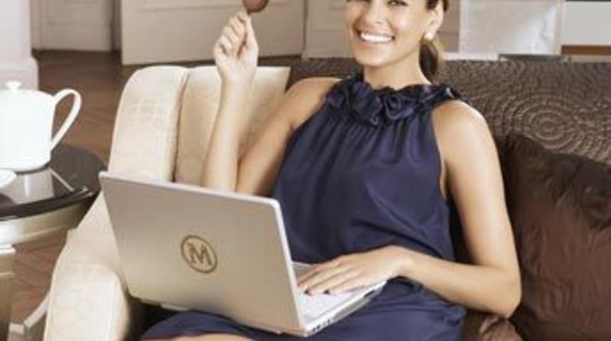 Eva Mendes de geliyor!