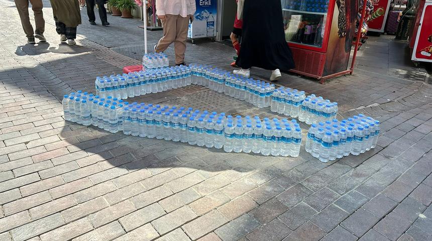 Yoldan gelip geçenler kaldırıma dizilmiş su şişelerinin sebebini anlamaya çalıştı! Meğer...