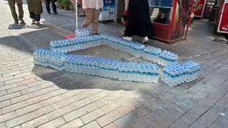 Yoldan gelip geçenler kaldırıma dizilmiş su şişelerinin sebebini anlamaya çalıştı! Meğer...