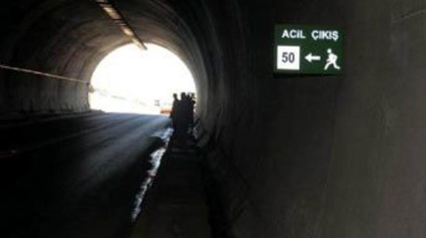 Acil &ccedil;ıkış yok tabelası var!