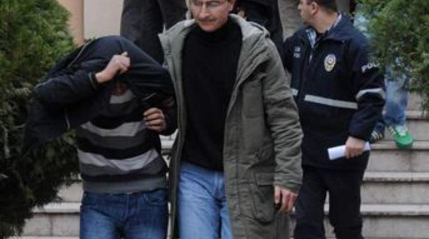 K&uuml;&ccedil;&uuml;k &ccedil;ocuklara porno CD sattırıyorlar