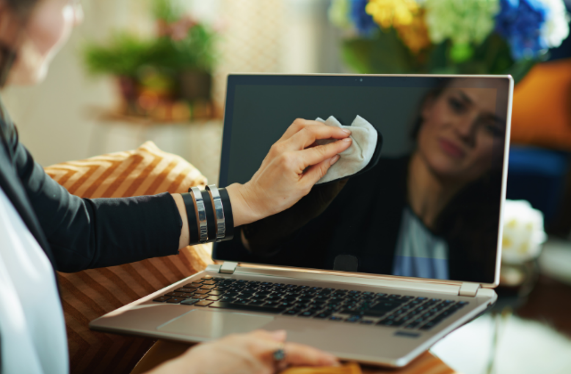 Her gün saatlerce başında oturduğumuz bilgisayarlar ve laptoplar nasıl temizlenir? Doğru temizleme yöntemi nedir?