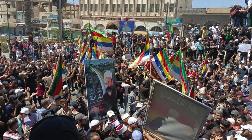 Esnaf kepenk indirdi, meydanlara çıktı! Suriye'deki Esad protestoları 2. haftasında: Göstericilerin elindeki döviz ve attıkları sloganlar dikkat çekti!