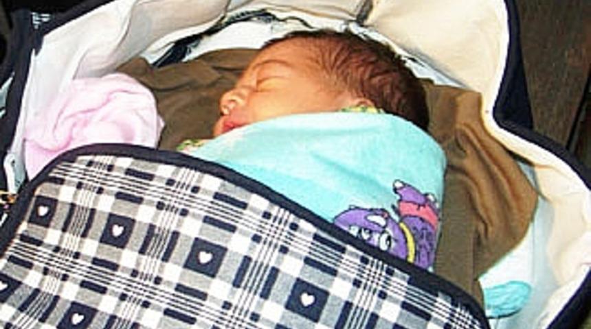 2 g&uuml;nl&uuml;k bebek cami avlusuna bırakıldı