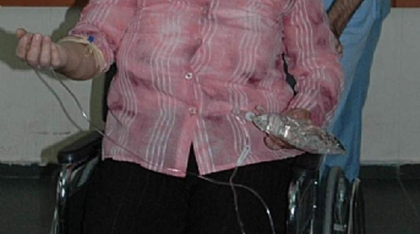 Komşularını bı&ccedil;akla yaraladı