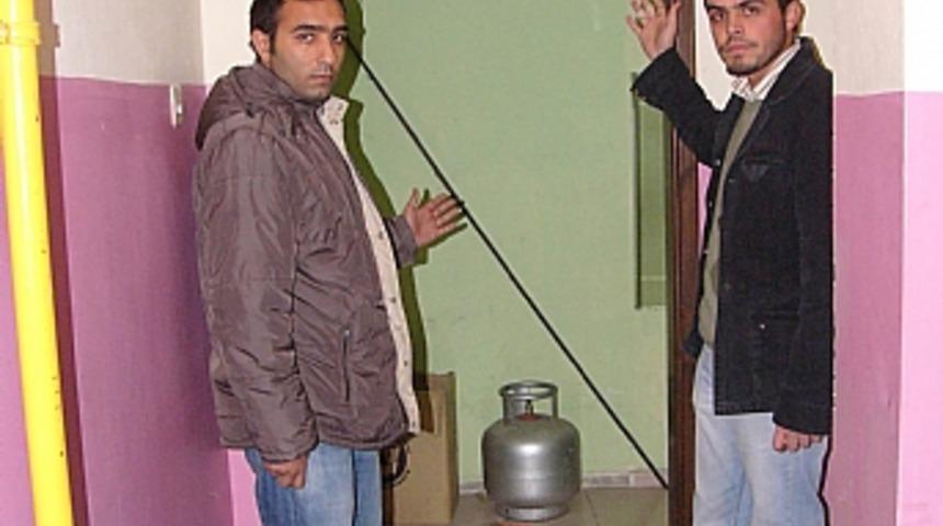 Kirayı &ouml;demeyen &ouml;ğrencilere ev sahibi gazabı