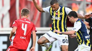 Son dakika: Twente - Fenerbahçe maçında bir garip an! Osayi'nin kramponunu fırlatan futbolcuya Becao'dan olay tepki: 'Sorunun mu var?'