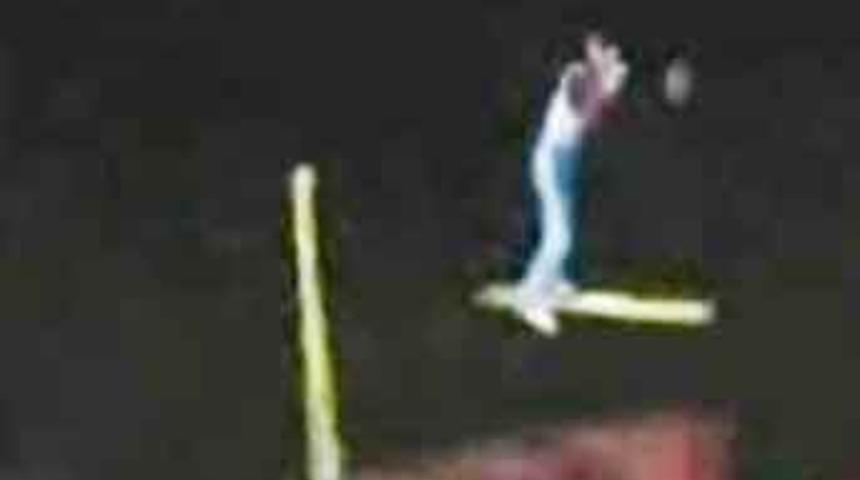 Kayak&ccedil;ı piste işte b&ouml;yle &ccedil;akıldı...