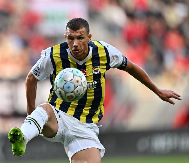 640xauto - MAÇ SONUCU: Fenerbahçe, Hollanda'da Dzeko ile güldü! Kanarya, 6-1'le Konferans Ligi'nde grup etabına yükseldi...