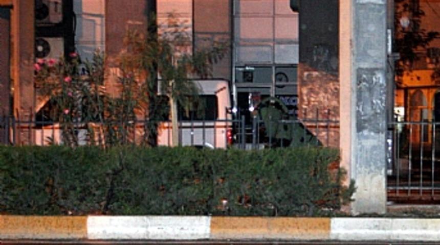 &Uuml;st ge&ccedil;ide asılan pankartta ş&uuml;pheli paket