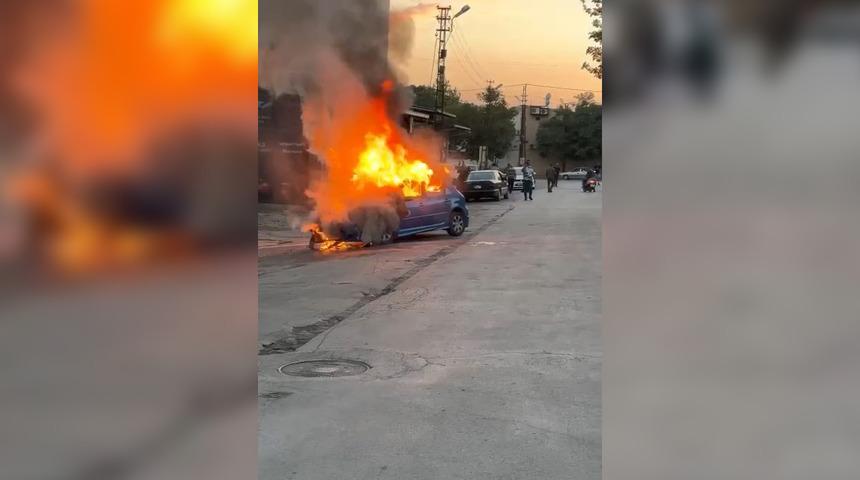 Elazığ’da seyir halindeki otomobil alev topuna döndü
