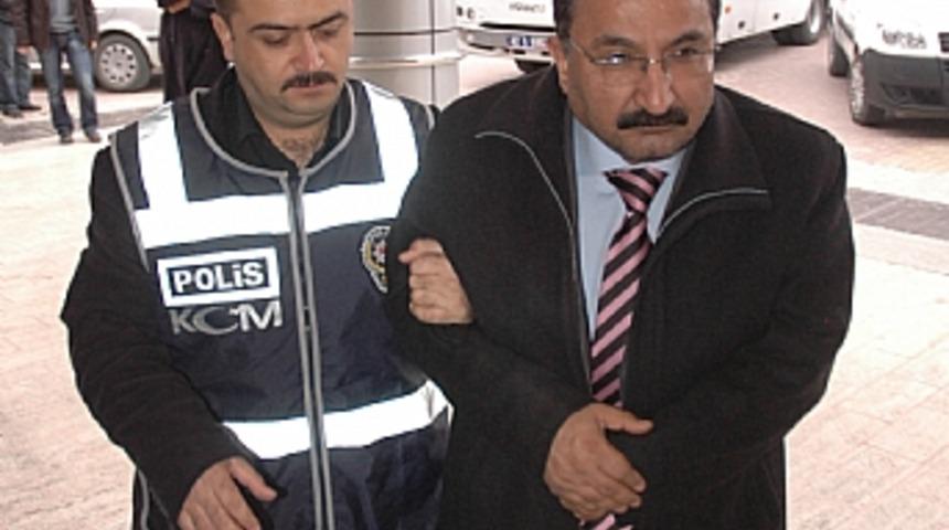 Tapu M&uuml;d&uuml;r&uuml; r&uuml;şvet iddiasıyla tutuklandı