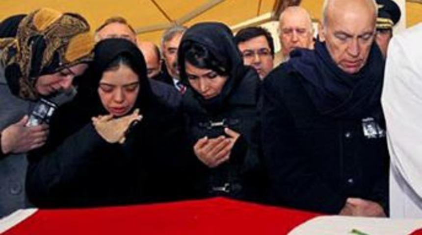 Oğlunun cenazesi sırasında soyuldu