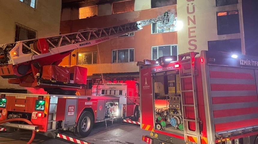 İzmir’de 4 katlı binada yangın paniği
