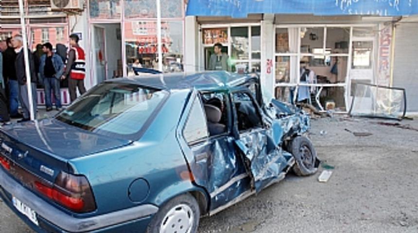 Midib&uuml;s&uuml; &ouml;ğrencilerin arasına daldı: 1 &ouml;l&uuml;