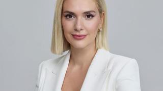 Bergüzar Korel fazla kilolarından kurtuldu! Beyaz bikinisiyle poz verdi