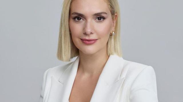 Bergüzar Korel fazla kilolarından kurtuldu! Beyaz bikinisiyle poz verdi