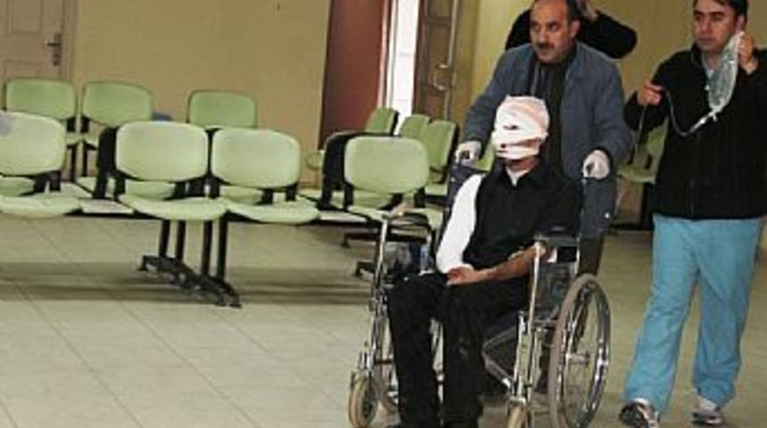 &Ouml;ğretmenleri taşıyan ara&ccedil; kayaya &ccedil;arptı: 6 yaralı