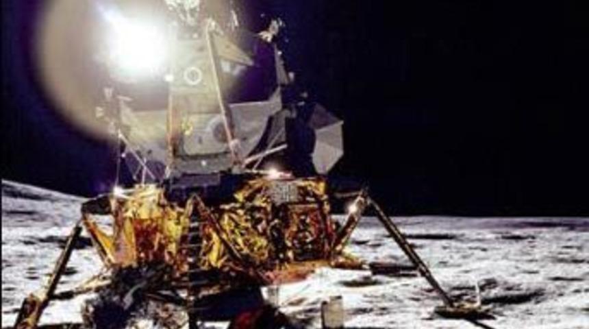 Uzay biftek ve sıcak metal gibi kokuyor