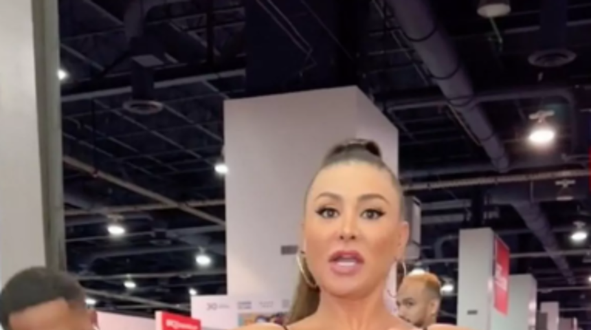 Sosyal medya fenomeni Francia James&rsquo;in tarzı sosyal medyada g&uuml;ndem yarattı! G&uuml;venlik kontrol&uuml;ne takıldığı anları paylaştı