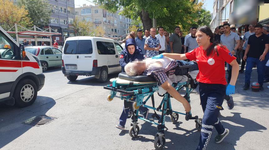 Yolda y&uuml;r&uuml;rken aniden yere yığıldı, g&ouml;renler ne olduğunu anlamadı!