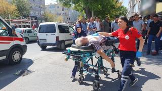 Yolda yürürken aniden yere yığıldı, görenler ne olduğunu anlamadı!